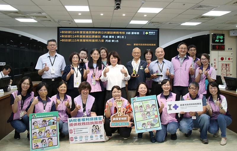 市務會議轉呈財稅局3獎座大合照。