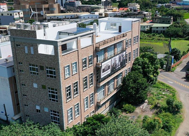 赫曼咖啡工廠,建物各處建有太陽能光電板與風力發電機等綠色能源。