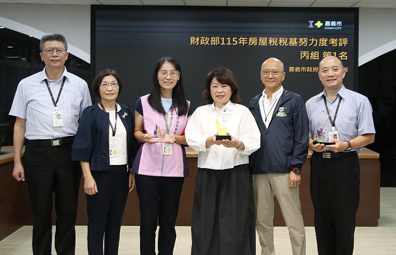 財稅局轉呈獎座予黃敏惠市長。