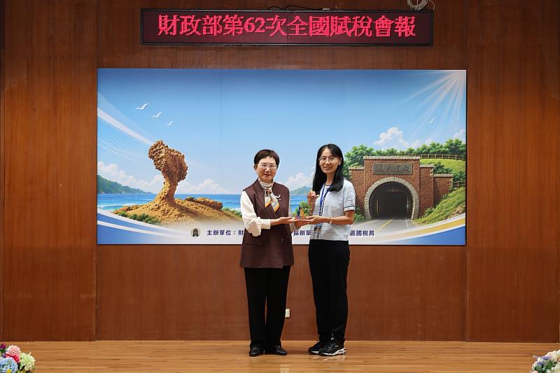 財稅局代表日前北上授獎與財政部長合照。