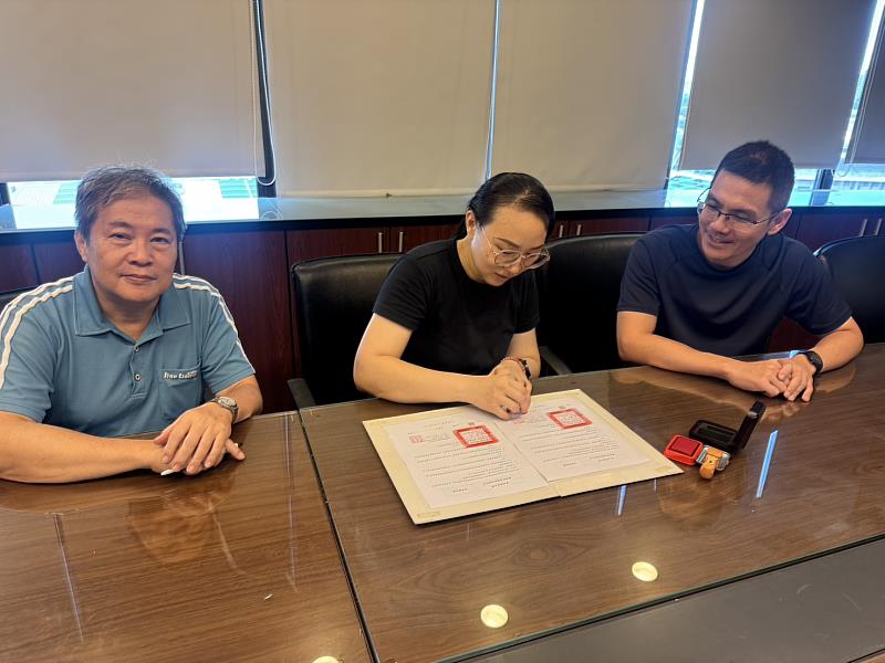 崑山科大USR計畫Hub團隊與曲速科技股份有限公司簽署合作備忘錄。
