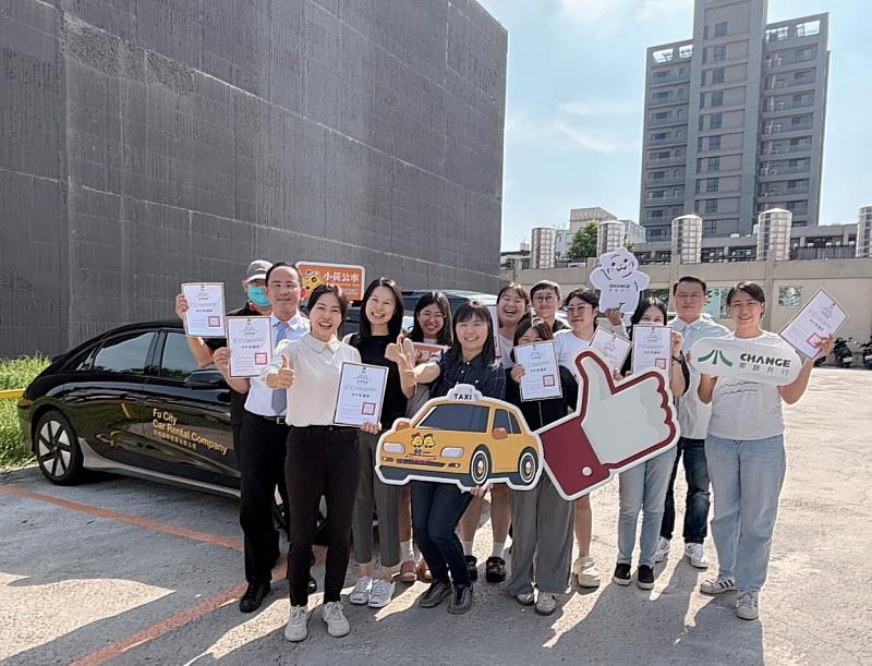 葉乃慧老師（左4）與台一大車隊張逸涵總經理（左3）、乘跡共乘張尹亭總經理（右1）開心獲頒結訓證書。 