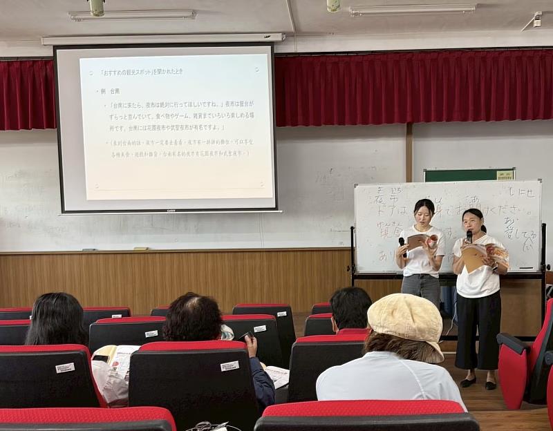 通識中心日語老師李淑鳳（右）與日籍助教森下莉衣（左）上課情形。 