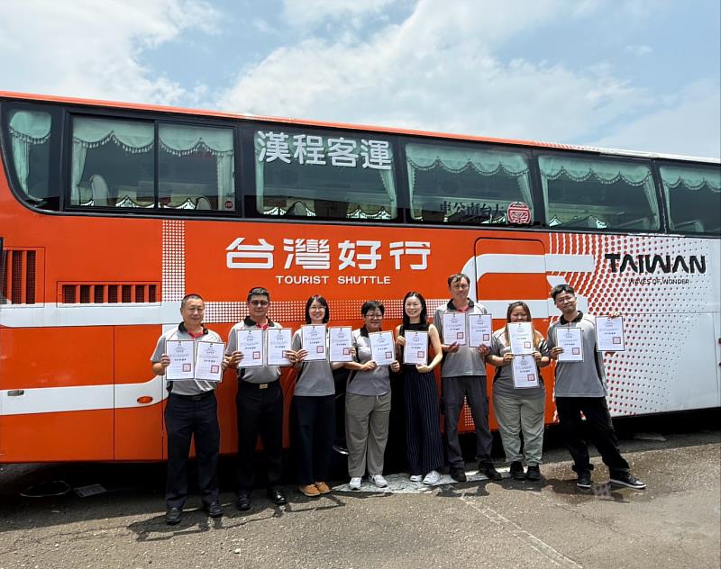崑山科大攜手南市府培育國際觀光人才，漢程客運張淑娟副理（左4）、葉乃慧老師（左5）與獲頒結訓證書學員開心大合影。 