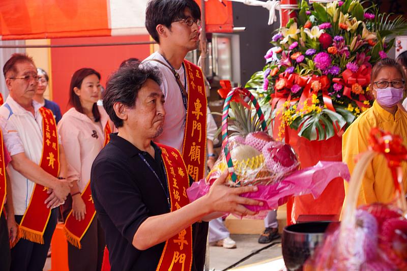 千葉大學植田憲教授、青木宏展助理教授獻果。