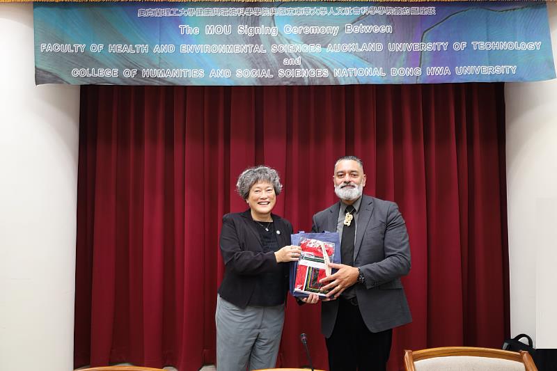 東華大學國際事務處蘇銘千處長致贈Professor Durie紀念品。