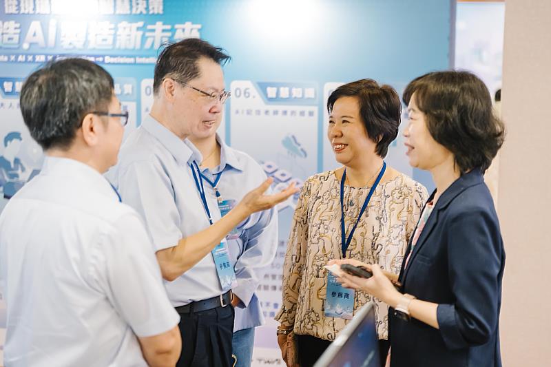 資服廠商現場進行解決方案說明。中方科技股份有限公司邱培其副總經理（左2），智慧製造應用促進會歐俋伶會長（中），中華軟體公會詹麗淑秘書長（右）。