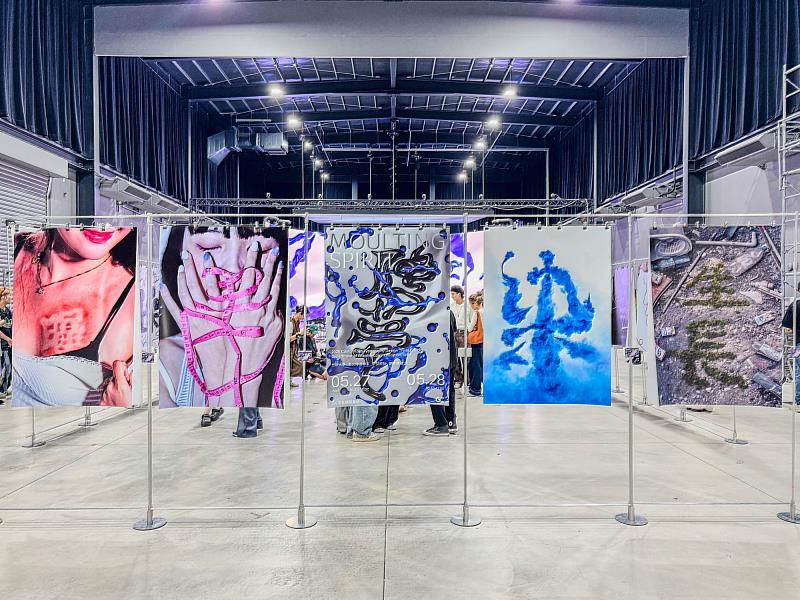 世新大學圖傳系二年級「字型設計」課程期末展《虺夢》,41件作品呈現學生在字體、平面設計與媒材整合上的學習成果。(世新大學提供)