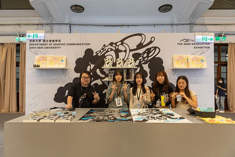 世新大學圖傳系畢業展《年筋人》於松山文創園區展出,朱柢明(左一)等系上師長陪伴學生團隊完成展演。(世新大學提供)