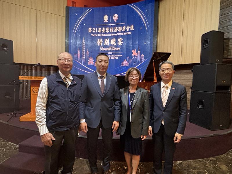 鍾嶽國際企業有限公司董事長張昭平、蒙古商工總會執行長MAGNAYBAATAR Tsevegmimiyn、國經協會主委程馨、王代表（由左至右）。