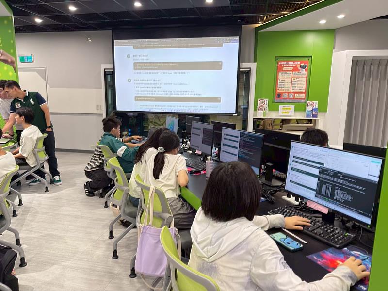 圖四、東吳大學「高中生AI與機器人教學營」從「理解AI」進一步走向「動手做AI」。