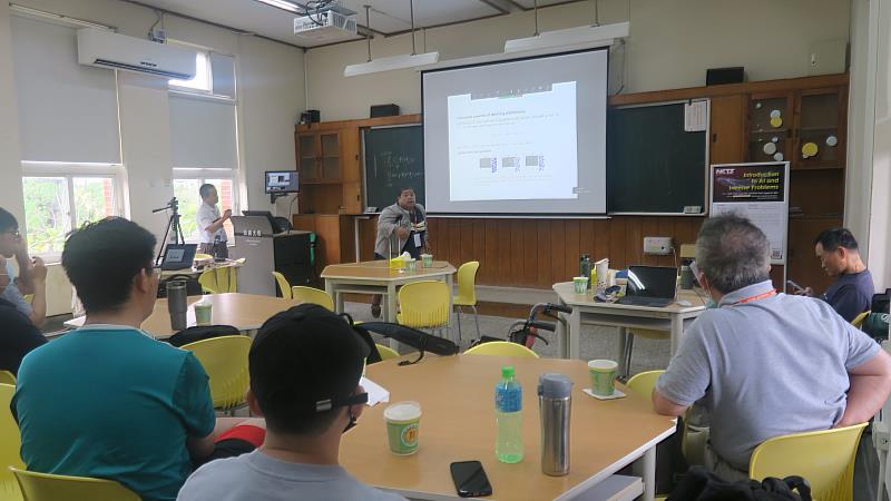 成大數學系王辰樹副教授分享人工智慧與反問題知識，並與南大師生交流，拓展跨域研究新視野。