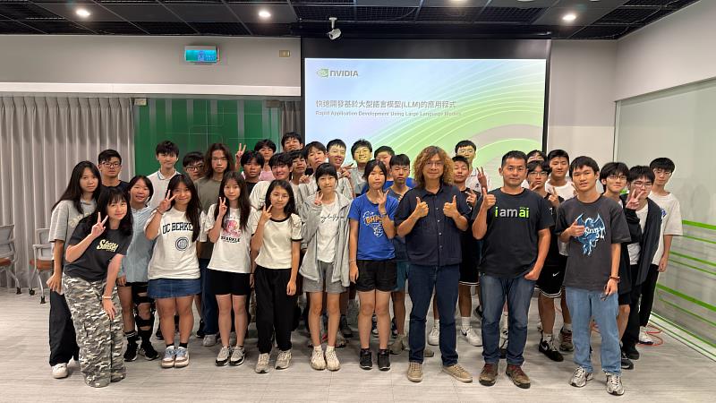 圖二、東吳攜手CAVEDU推動AI實作教育。