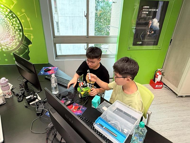 圖三、東吳大學「高中生AI與機器人教學營」搭配NVIDIA_DLI資源及JetBot人工智慧機器人平台。