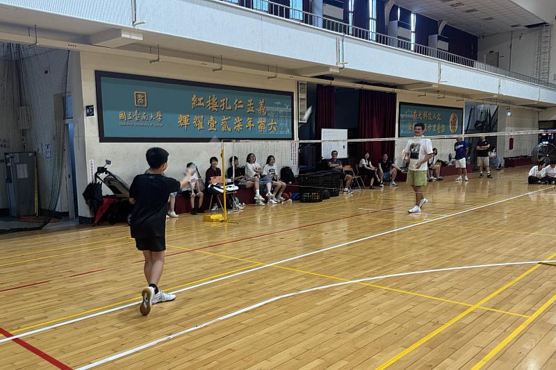 南大體育系校友與孩子熱情投入羽球活動，在球場上共享運動樂趣，延續體育人的熱情與活力。
