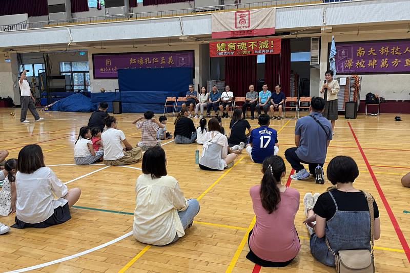 南大體育系校友席地聆聽師長致詞，熟悉的校園場景彷彿重返當年青春求學時光。