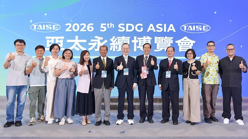 獲獎團隊與台灣永續能源研究基金會簡又新董事長、前教育部長吳清基、楊朝祥教授等評審委員合影。
