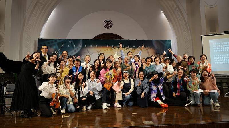 2025年高齡長健計畫辦理微型音樂劇－前方的旅人由大學生與高齡者共創演出生命故事。