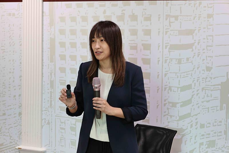 中山醫大校友陳佳岑代表科林國際捐贈並介紹 Auracast™設備。