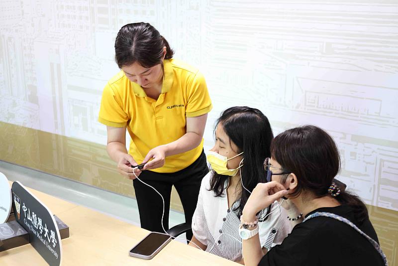 師生現場體驗智慧聆聽設備,實際感受音訊傳輸效果與校園應用。