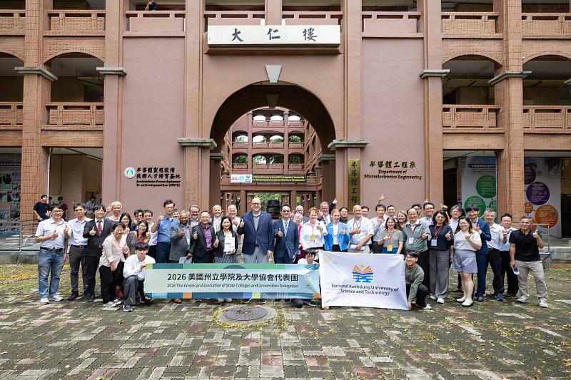 美國州立學院及大學協會(AASCU)主席暨執行長Charles Welch率領臺美半導體教育聯盟美方代表團參訪高科大,與高科大校長吳忠信及校內師長合影,共同深化臺美半導體教育與人才培育交流。