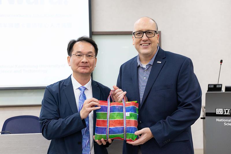 高科大校長吳忠信(左)與AASCU主席暨執行長Charles Welch(右)交流,雙方就半導體人才培育及臺美高等教育合作交換意見。