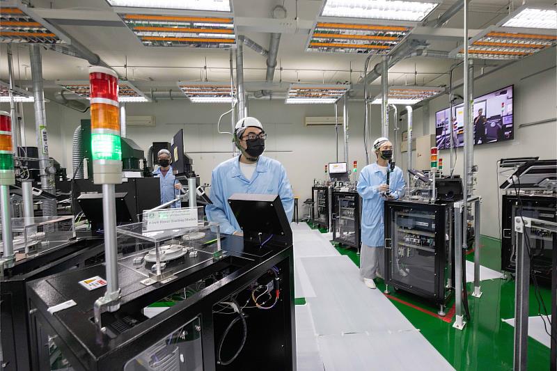 高科大透過專業實驗室與實際半導體製程設備,培養學生設備操作、維護及故障診斷等實務能力,美方代表現場深入了解相關教學模式。