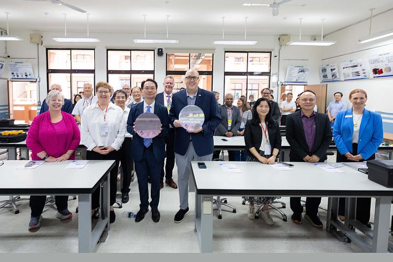 美方代表團走訪高科大楠梓校區聯電合作教室,了解學校結合企業資源推動半導體實務教學及產學共育成果。