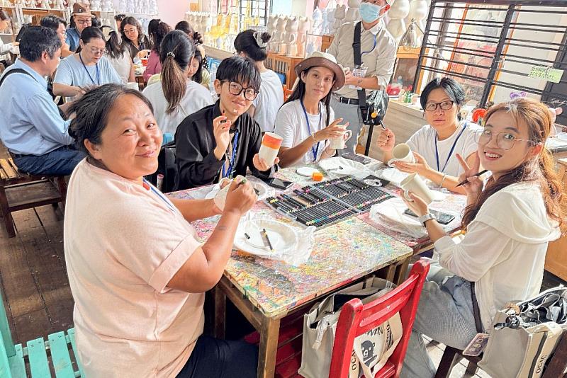 學員在宜蘭傳藝中心體驗手繪馬克杯。