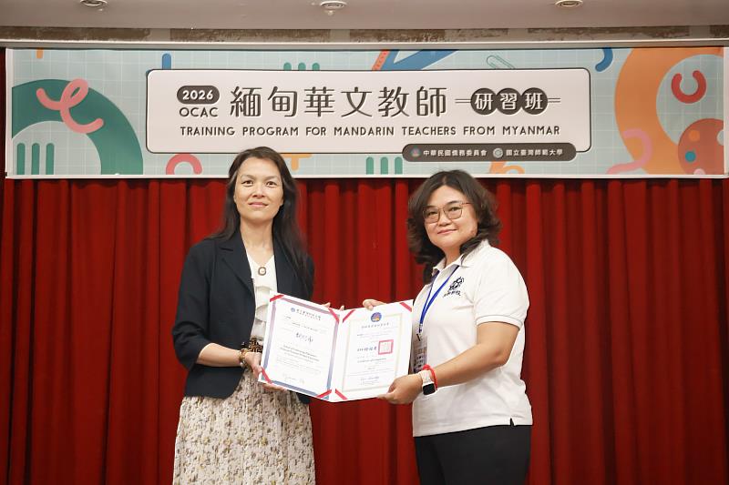 僑委會僑教處副處長陳柏琴（左）代表頒發緬甸曼德勒孔教學校主任黃秀麗（右）結業證書。