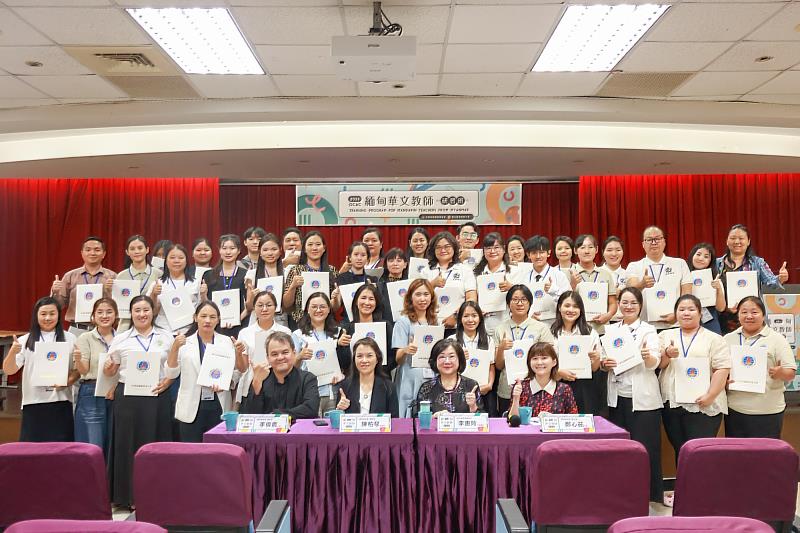115年緬甸華文教師研習班結業式全體合影。