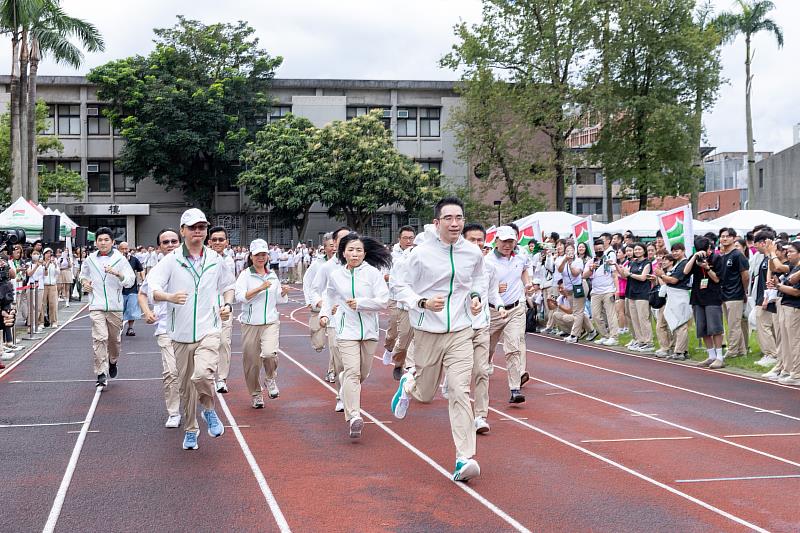 信義企業集團9月2日舉辦45週年運動會，由董事長周耕宇（中）帶領集團一級主管領跑揭開序幕。