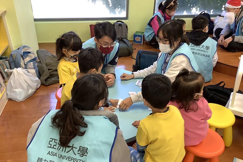 聽語系學生至幼兒園實習，透過互動活動累積兒童語言服務實務經驗。