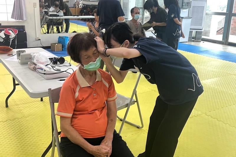 聽力組學生走進社區為長輩進行聽力篩檢，落實學用合一並深耕高齡照護。