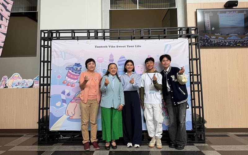 陳璧君副縣長與學務長及學生會合影留念。