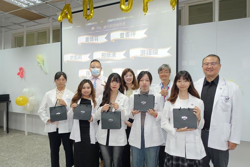 亞大視光系辦理授袍儀式,引領學生扎根臨床實務、邁向專業驗光之路。