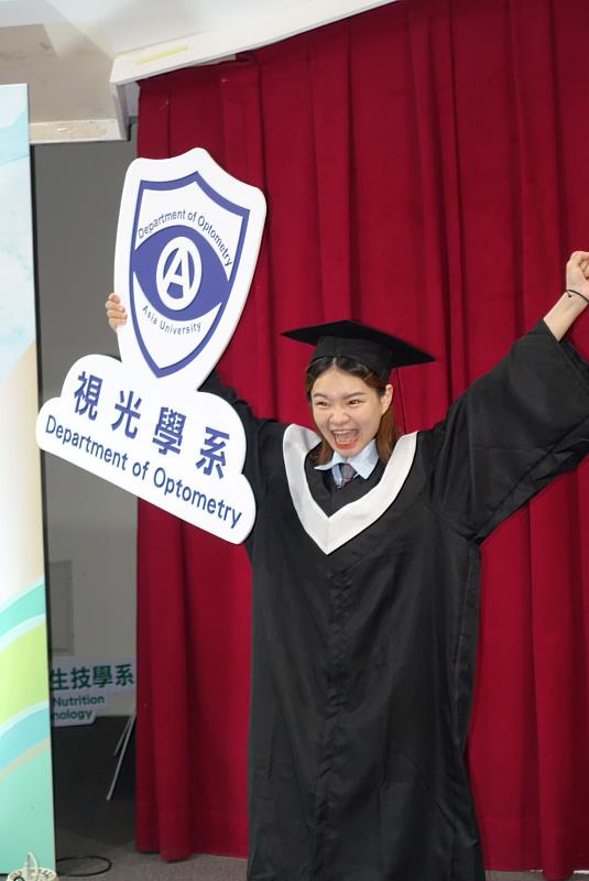 勇奪驗光師國考全國第3名!亞大視光陳昱臻同學喜迎金榜佳績。