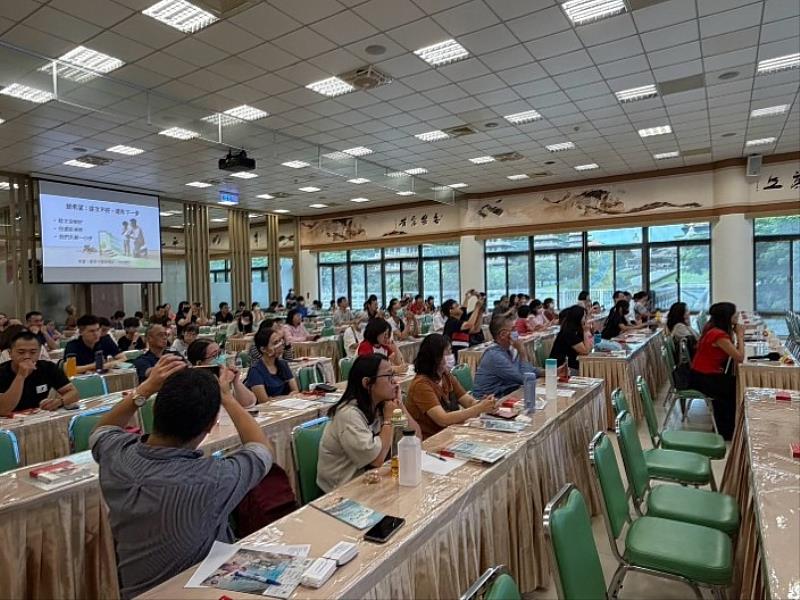 家長專心聆聽講座,學習實用教養方式提升親職知能。