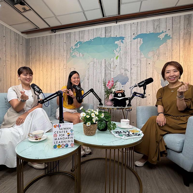 僑務委員會自製Podcast《今天僑什麼》首集邀請《媽媽老師俱樂部》YouTube頻道創辦人Nancy（中間）、「天天華語 TentenKid」創辦人Grace（左1），與副委員長李姸慧（右1）一起分享海外育兒甘苦談。