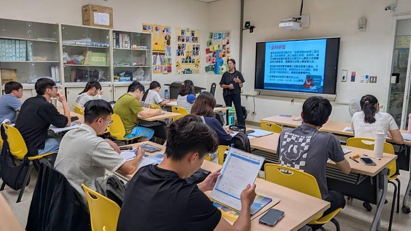 文化大學師資培育中心課程規劃連結專業、實作與檢定歷程,從教育理論到教學現場,逐步建立師資生完整的能力。