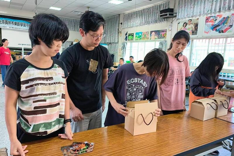 日日好食長期與公益單位合作推出公益禮盒,邀請被照護者一起參與出貨作業,讓節慶送禮不只送心意、更能成為關懷支持社會的溫暖力量。(資料來源:日日好食)