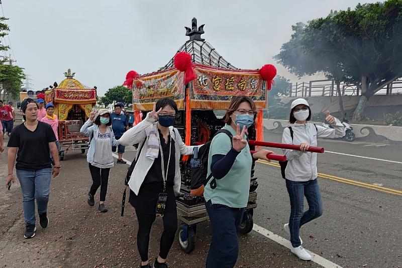 逢甲大學建設學院城鄉發展研究中心參與麗水里福順宮年度遶境盛事，融入地方特色宗教活動。