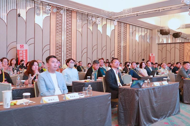 現場座無虛席,台上兩位演講者和主持人傾囊相授,現場迴響熱烈。
