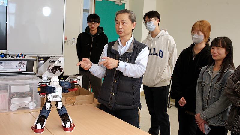 近年因應數位科技與人工智慧發展趨勢,文化大學師資培育中心持續強化 AI 融入師資職前教育課程。