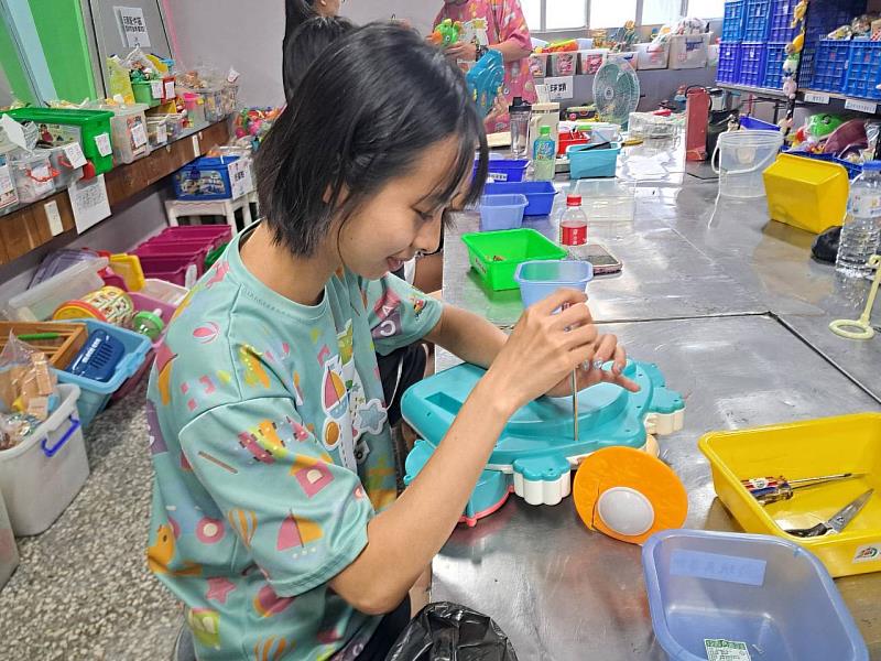 逢甲與實踐大學學生生協助修復二手玩具,賦予玩具新生命。