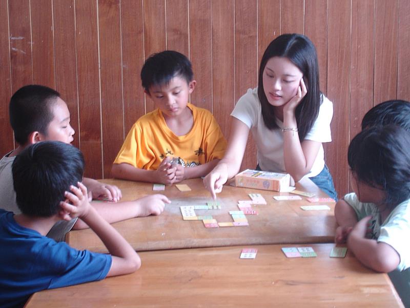政大學生申請二手桌遊到新竹泰雅族部落陪孩子同玩。