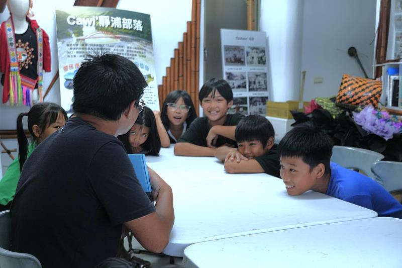 大學生在花蓮豐濱靜浦部落帶領兒童營隊,分享海洋保育及永續循環理念。