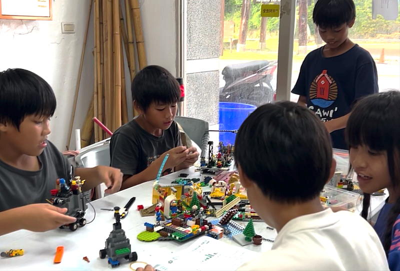 中正大學與亞洲大學學生和部落學童分享兒時的樂高積木,傳承陪伴成長的快樂。