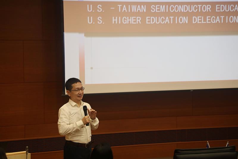 成大半導體學院副院長周明奇代表成功大學致詞，歡迎美國高等教育訪團蒞校交流。