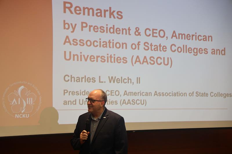 美國州立學院及大學協會（AASCU）主席暨執行長 Charles L. Welch II 代表美方訪團致詞。